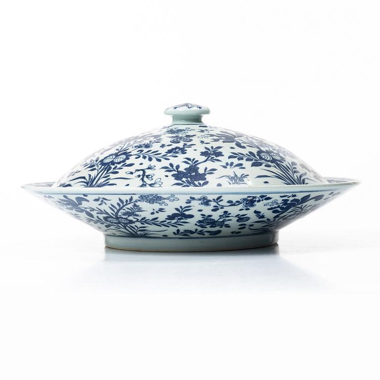 A Chinese blue and white tureen with cover, 20th century.
