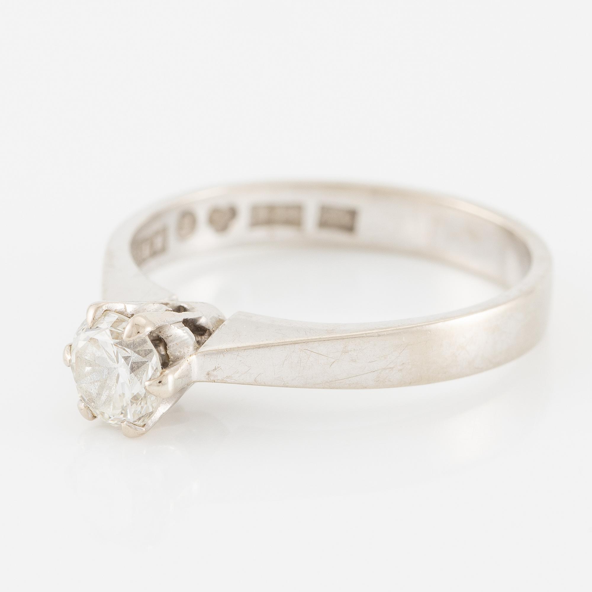 Ring 18K vitguld med en briljantslipad diamant.