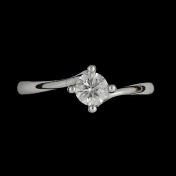 RING, 18k vitguld med briljantslipad diamant ca 0,41 ct. Vikt ca 3,4 gram.