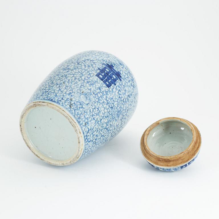 A Chinese blue and white urn with cover, late Qing dynasty 19th/20th Century.