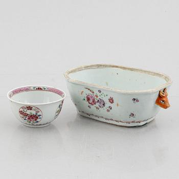 Kopp med fat, terrin utan lock, samt tre fat, porslin, Kina, Qingdynastin, 1700-tal.