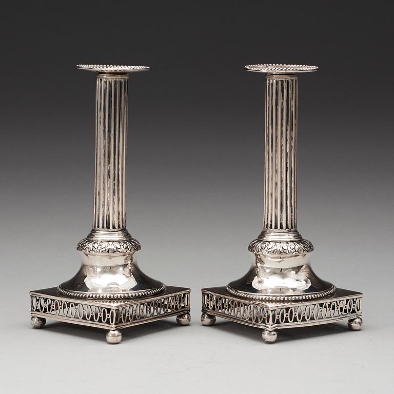 A pair of Swedish 18th century silver candelsticks, marks og Pehr Zethelius, Stockholm 1793.