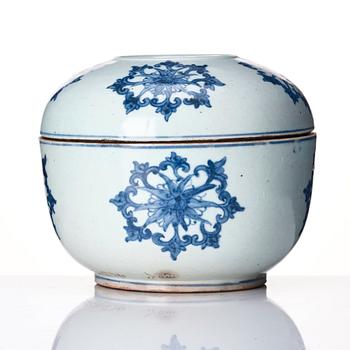 A large blue and white Korean box with cover, Joseon (1392-1897).