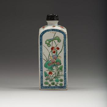A square famille verte bottle, Qing dynasty, Kangxi (1662-1722).