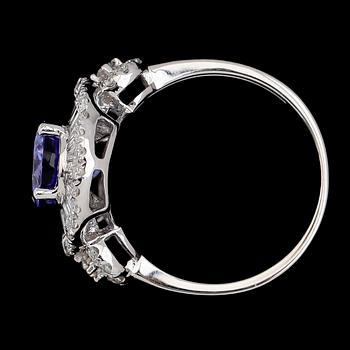 RING, 18K vitguld, diamanter tot ca 1.00 ct, tanzanit ca 2.65 ct.