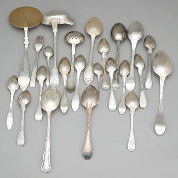 PARTI BESTICK, 33 delar, silver, olika mästare och modeller, 1800 samt 1900-tal. Vikt ca 750 g.