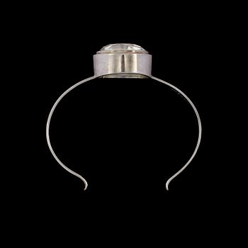 ARMRING, sterlingsilver med fasettslipad bergkristall, Jarl Sandin, Göteborg, 2002. Vikt 38 g.