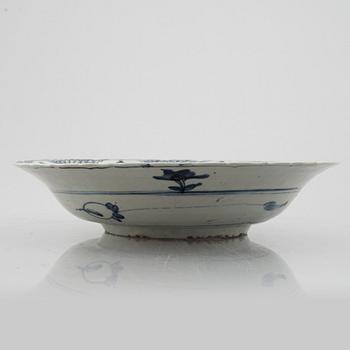 A large blue and white Swatow porcelain dish, Ming dynasty, Wanli (1572-1620).