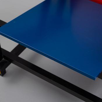 Gerrit Rietveld, fåtölj, "Red and blue chair", Cassina, formgiven 1918.