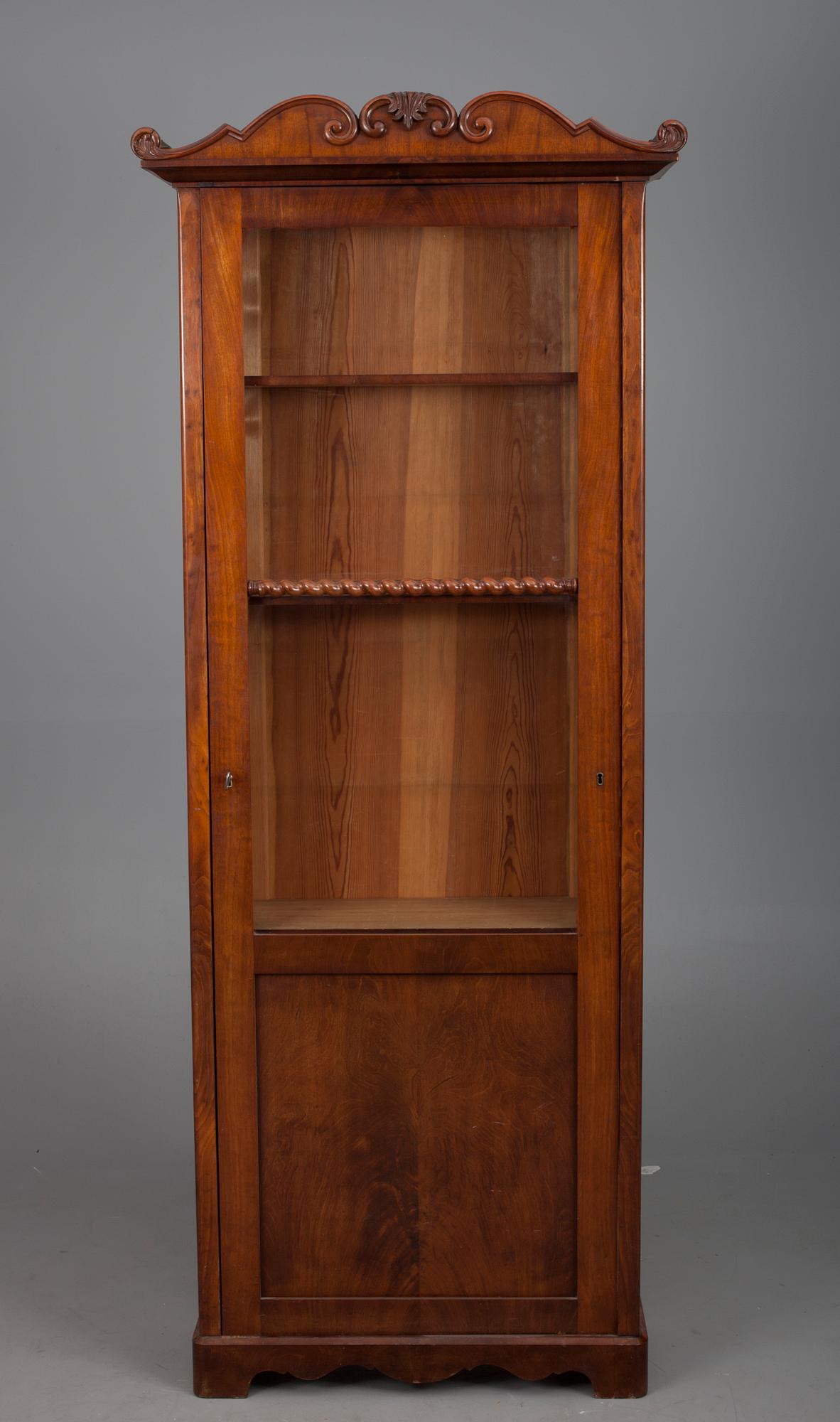 BOKSKÅP, mahogny, Biedermeier, ca 1830-40.