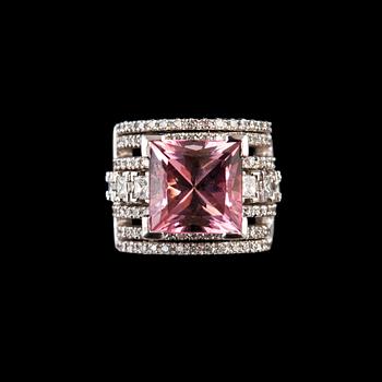 380. A RING, tourmaline ca 11.50 ct princess- and brilliant cut diamonds c. 2.20 ct H/si. 18K white gold. Weight 29 g.