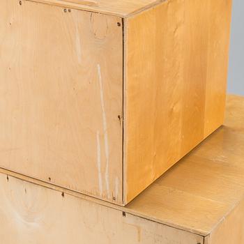 Aino Aalto, kaappi, malli 808 ja vitriini, malli 214 O.Y. Huonekalu- ja Rakennustyötehdas A.B. 1950-luvun alku.