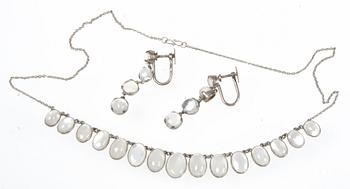 HALSBAND samt ÖRHÄNGEN, ett par, silver samt månstenar, 1900-tal.