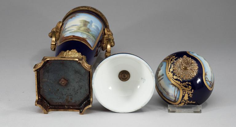 A pair French 'Sèvres-style' vases with covers, ca 1900.