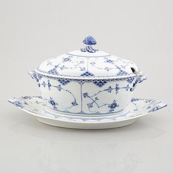 A 'Blue Fluted Half Lace' / 'Musselmalet' tureen with cover and stand, Royal Copenhagen, model 718 och 599, 1898-1923.