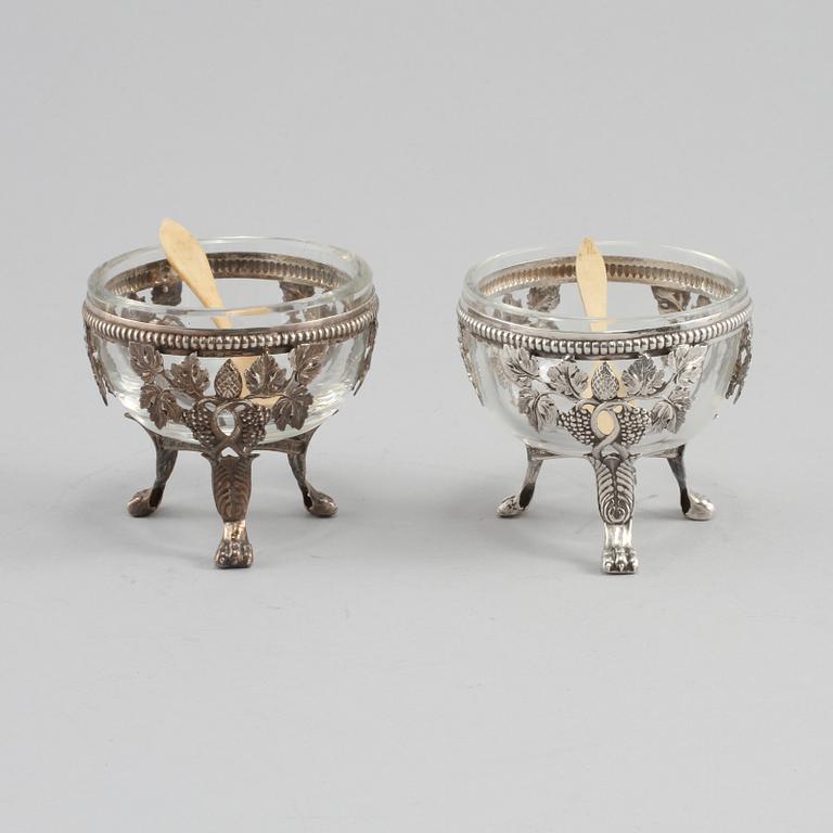SALTKAR, ett par, silver och glas, omkring år 1900, vikt ca 50 g.