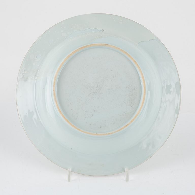 Vaser, ett par, porslin, Kina, 1900-tal samt tallrik, porslin, Kina, Qianlong (1736-95).