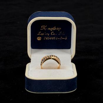 RING, guld 18K, små diamanter och safirer. Vikt 4,3 gr.