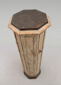 PIEDESTALSKÅP, 1800-talets mitt.