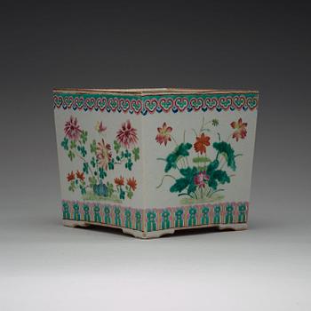 YTTERFODER, porslin. Qingdynastin, 1800-tal.