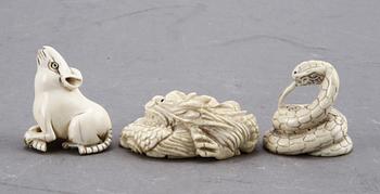 (klar) NETSUKE, 3 st, ben, Japan, 1800/1900-tal.