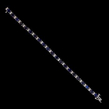 ARMBAND, 10 k vitguld, safirer och briljantslipade diamanter. Vikt 11,6 g.