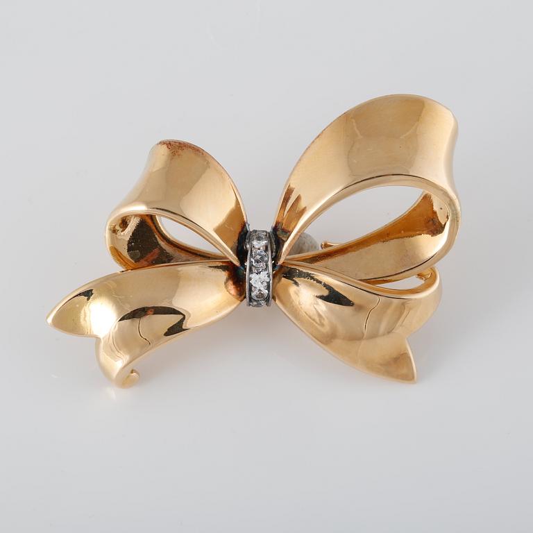 BROSCH, 18K guld samt fasettslipade vita stenar, GVH, Stockholm, 1948. Vikt 9,3 gram.