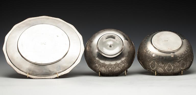 SKÅLAR, 2 st, och FAT, silver, Persien, 1900-tal. Vikt ca 1175 g.