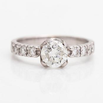 Ring, 14K vitguld, briljantslipad diamant ca 1.54 ct och sidodiamanter tot. ca 0.58 ct. Med intyg.