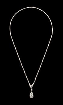 659. COLLIER, platina med en droppslipad (äldre) diamant  ca 4,5 ct.