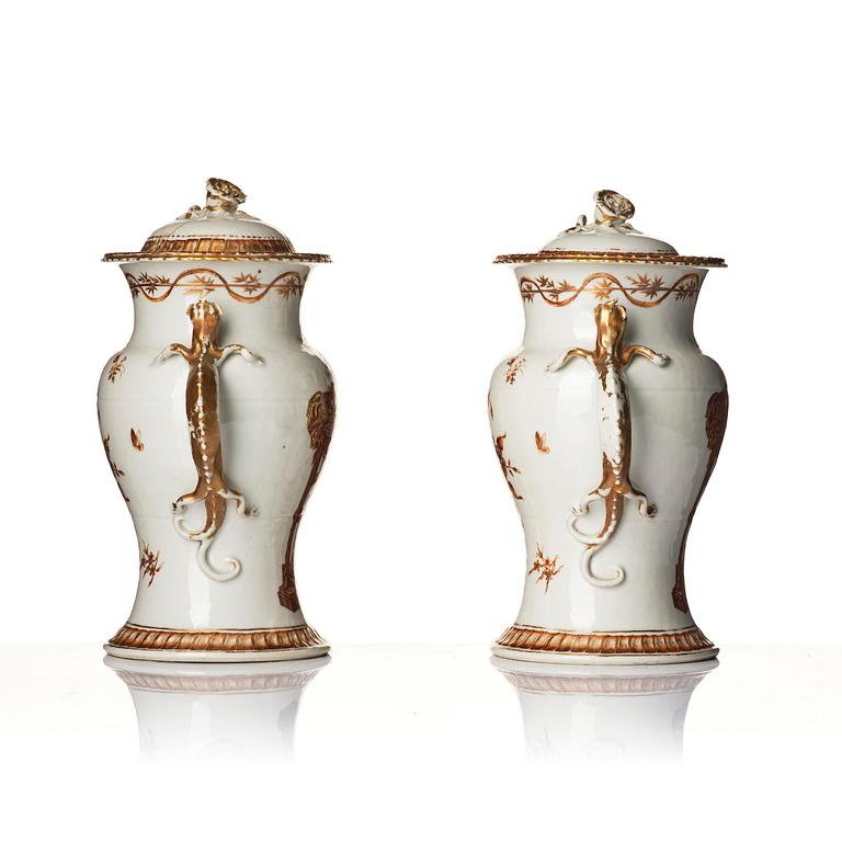 Vaser med lock, ett par, porslin. Qingdynastin, Jiaqing (1796-1820).