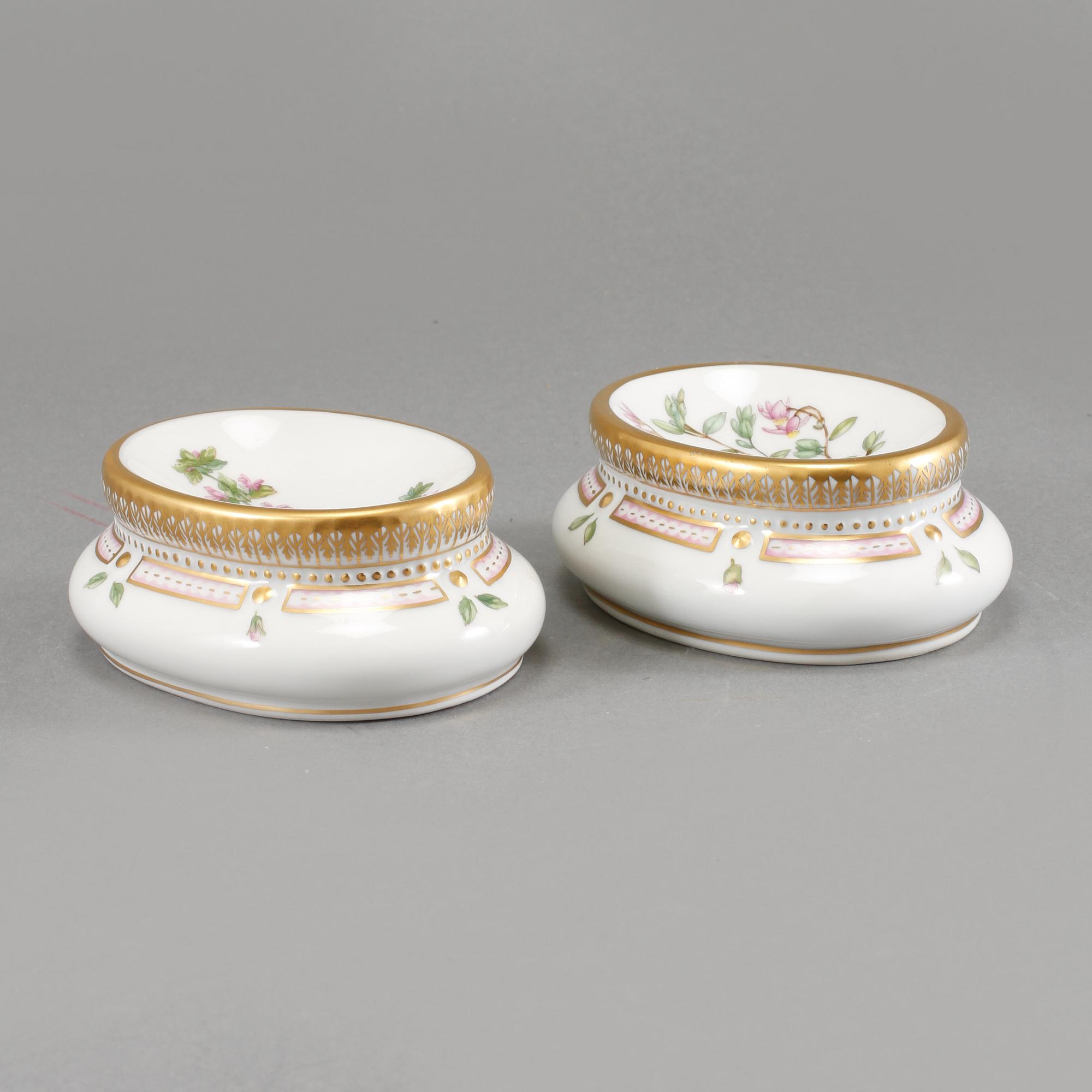 SALTKAR, ett par, porslin, modellnummer 3557 och 3625, Flora Danica, Royal Copenhagen, 1900-tal.