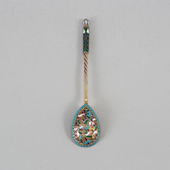 A Russian 20th century silver-gilt and enamled tea-spoon, unidentified makers mark, Moscow 1908-1917.