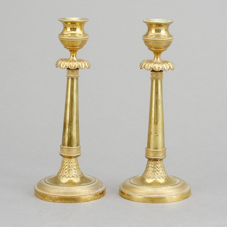 LJUSSTAKAR, ett par, brännförgylld brons, empire, 1800-talets början.