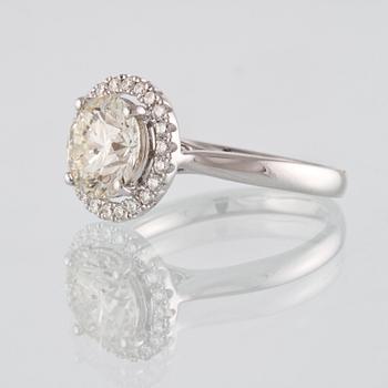 RING, 18K vitguld med briljantslipad diamant ca 2.03 ct samt små briljantslipade diamanter 0.24 ct. 4,8 gram.