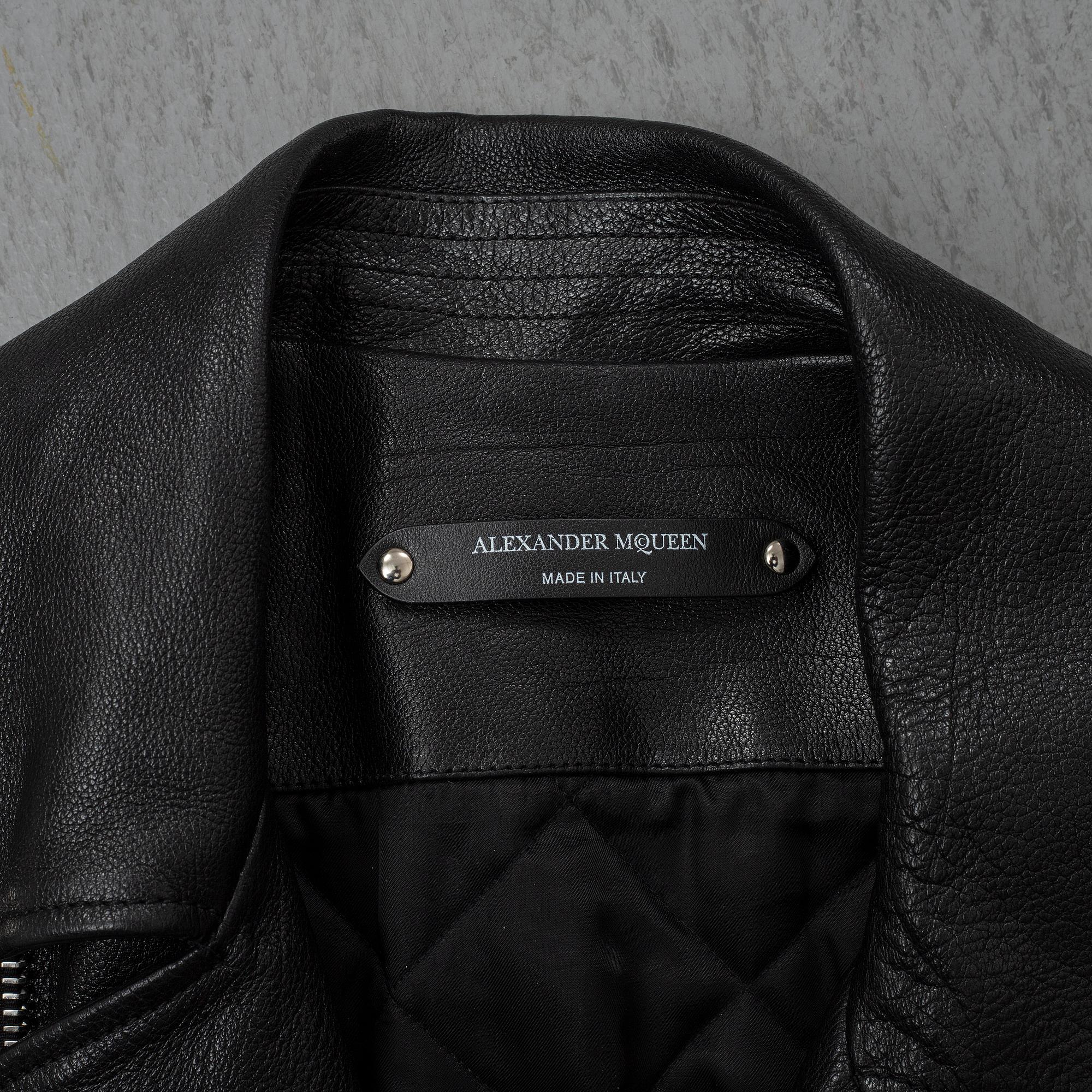 Alexander McQueen, a buffalo and lamb skinn leather jacket, 2018, Italian size 52.