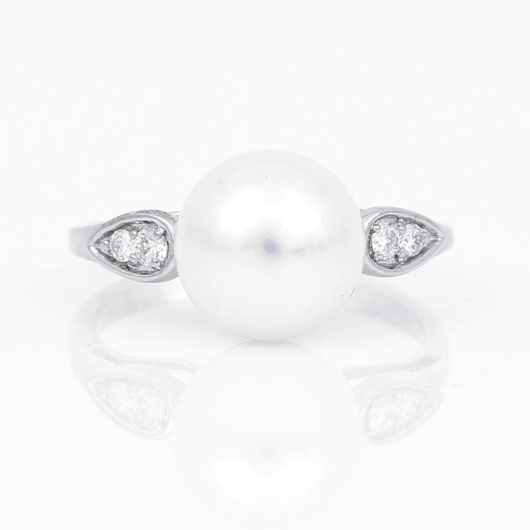RING, 14K vitguld, med odlade pärla och små briljantslipade diamanter. Vikt ca 3,43 g.