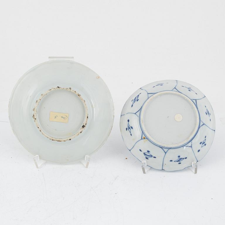 A group of four Chinese blue and white dishes, late Ming/early Qing dynasty, 17th and 18th century.