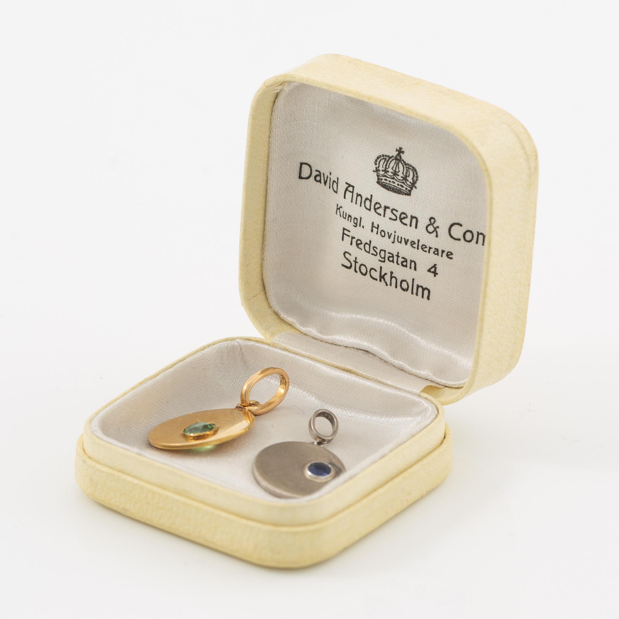 Two pendants in 18K gold and white gold.