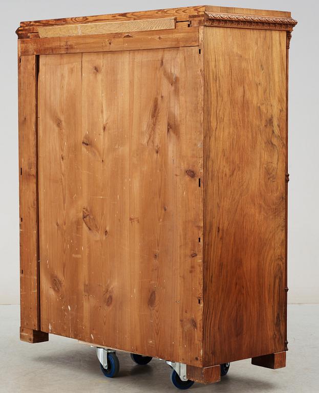 CHIFFONJE, nyrenässans, 1800-talets slut.