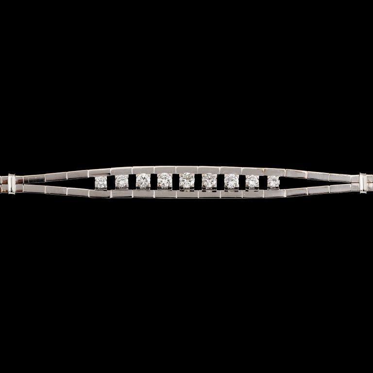 ARMBAND, 18 k vitguld, briljantslipade diamanter tot ca 1.03 ct. Vikt ca 18,5 g.