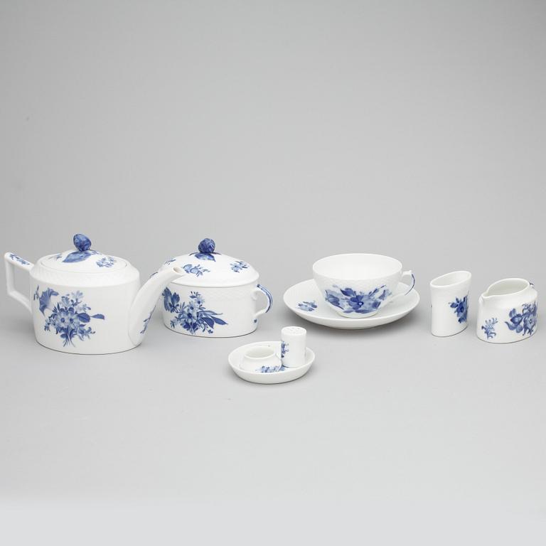 TESERVIS, 12 delar, "Blå blomst", Royal Copenhagen, Danmark.