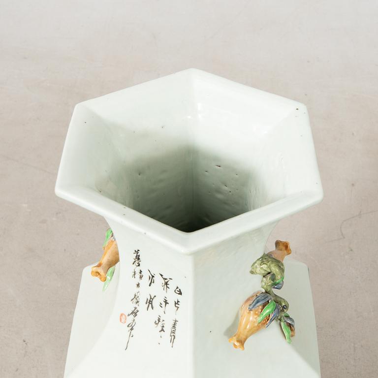 Floor vase China 20th century porcelain.