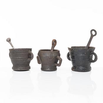 A set of three cast-iron mortars with pestles, 17th / 18th century.
