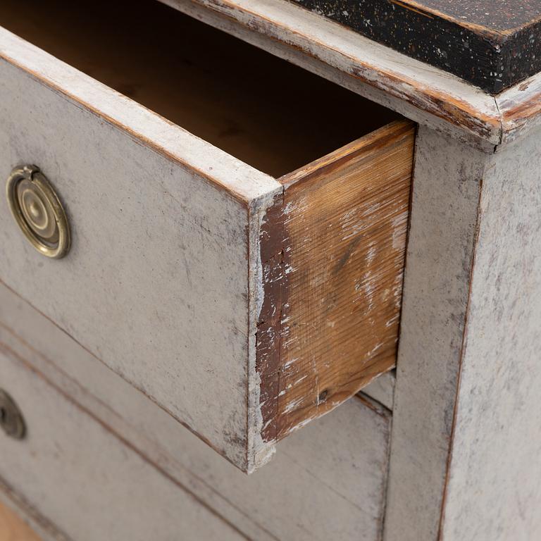 A Gustavian chest of drawers, circa 1800.