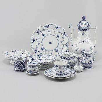 KAFFESERVIS, 35 delar, "Musselmalet", Royal Copenhagen, 1900-talets andra hälft.