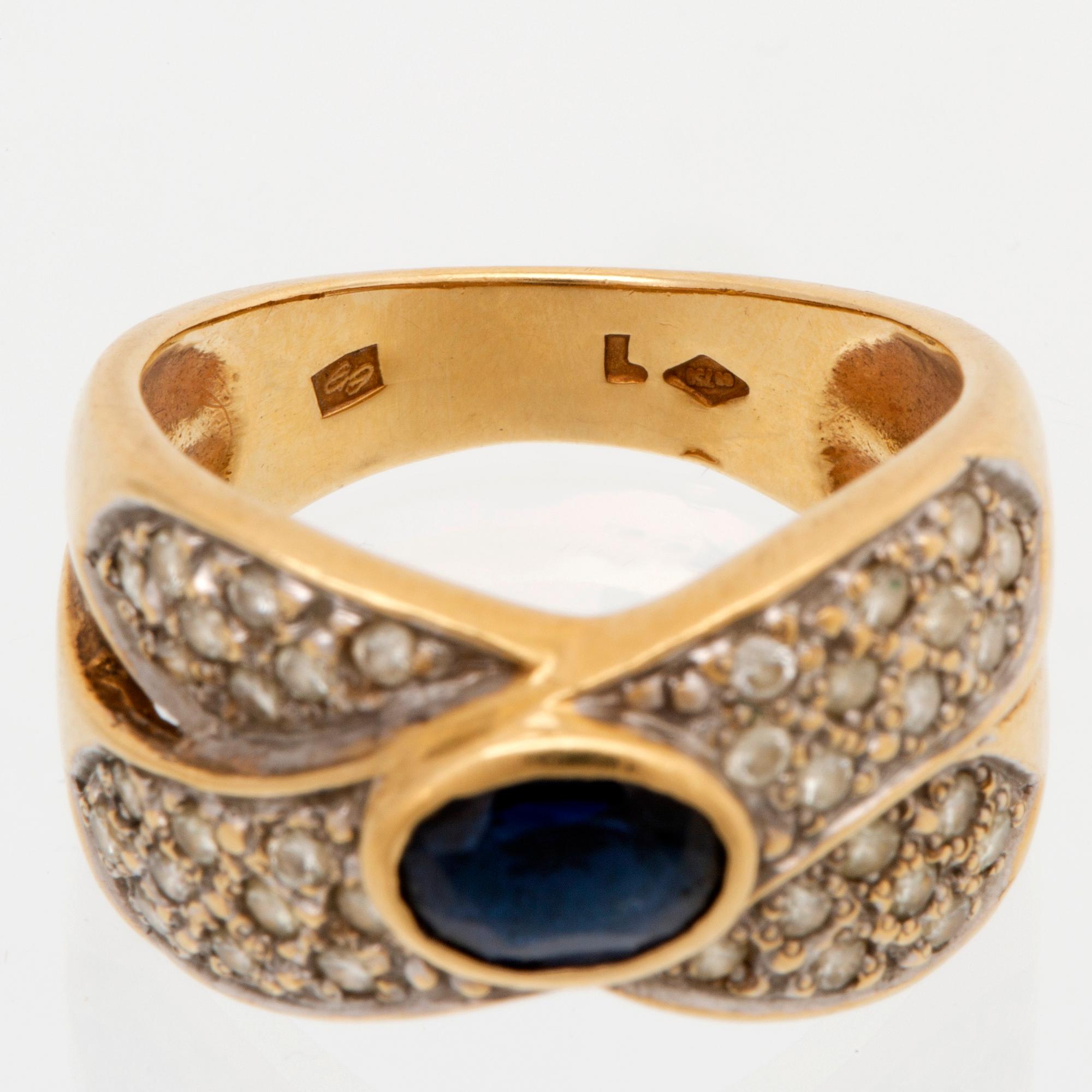 Ring 18K gold 1 sapphire apprx 7 x 4 mm and brilliant-cut diamonds approx 0,40 ct in total.
