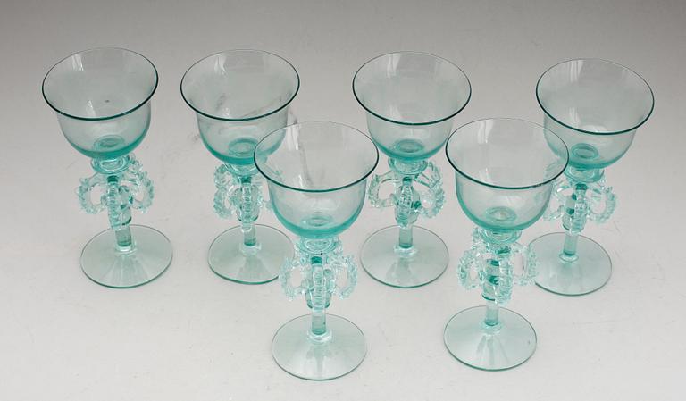 GLAS PÅ FOT, 6 st, gröntonat glas, sannolikt Reijmyre, 1800-/1900-tal.