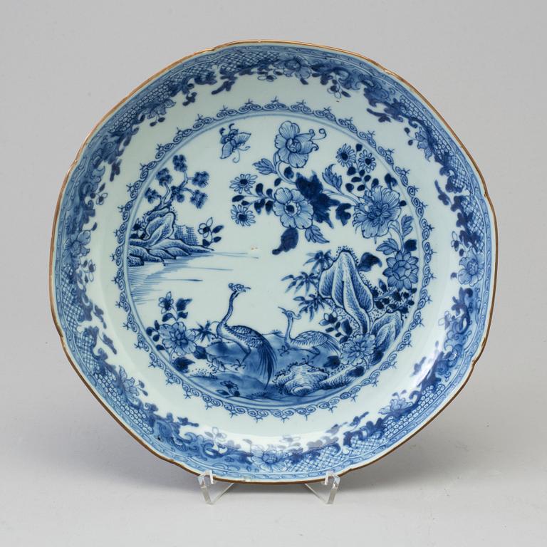 A blue and white export porcelain dish, Qing dynasty, Qianlong (1736-95).