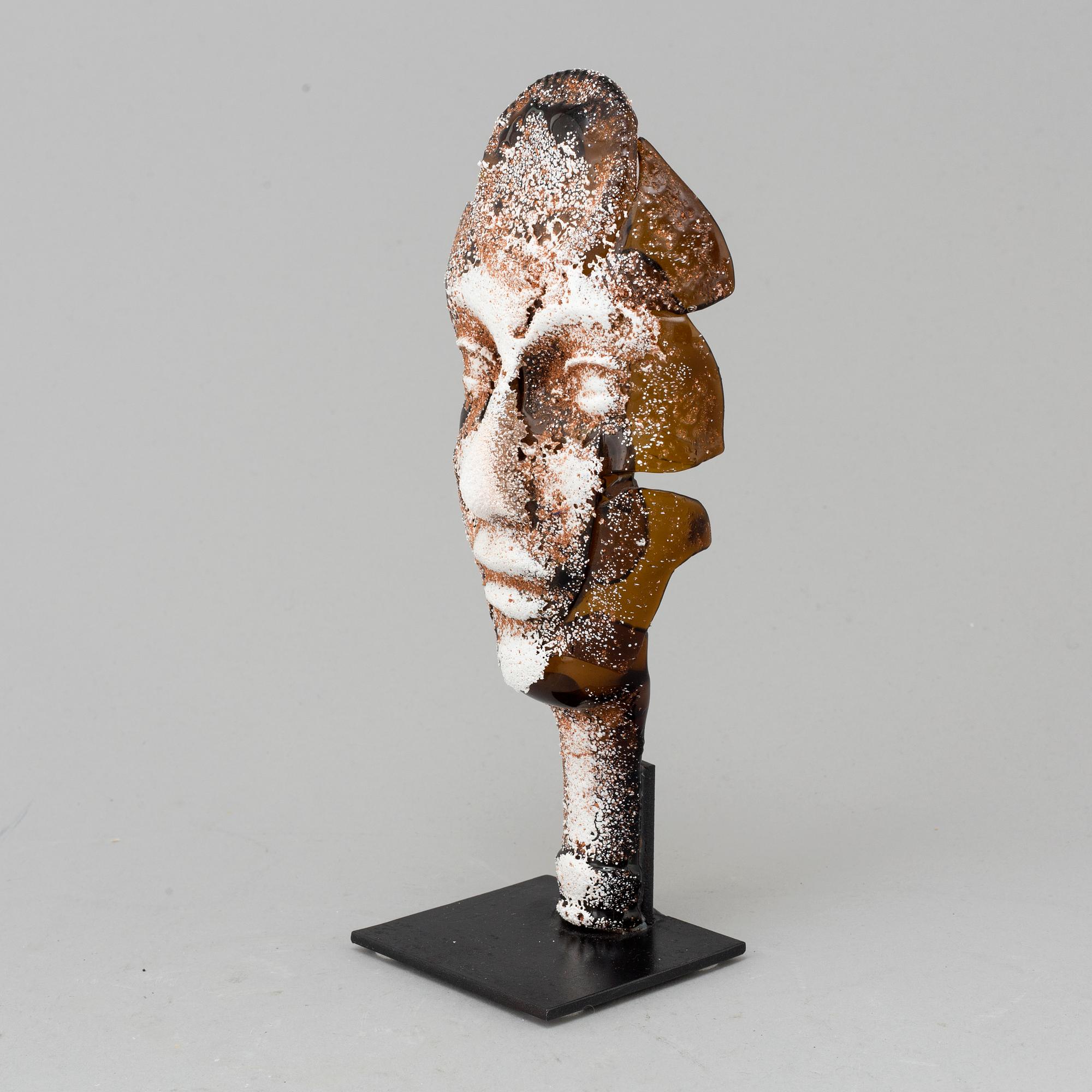 A signed glass sculpture by Bhörj Ekegren.